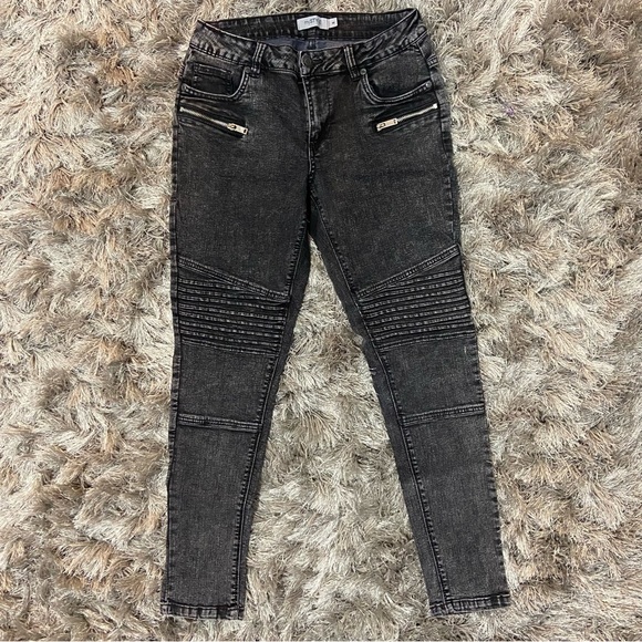 MyStyle women black denim front fly zip, pin tuck detail Jeans. Size 6. Used. - Picture 1 of 12